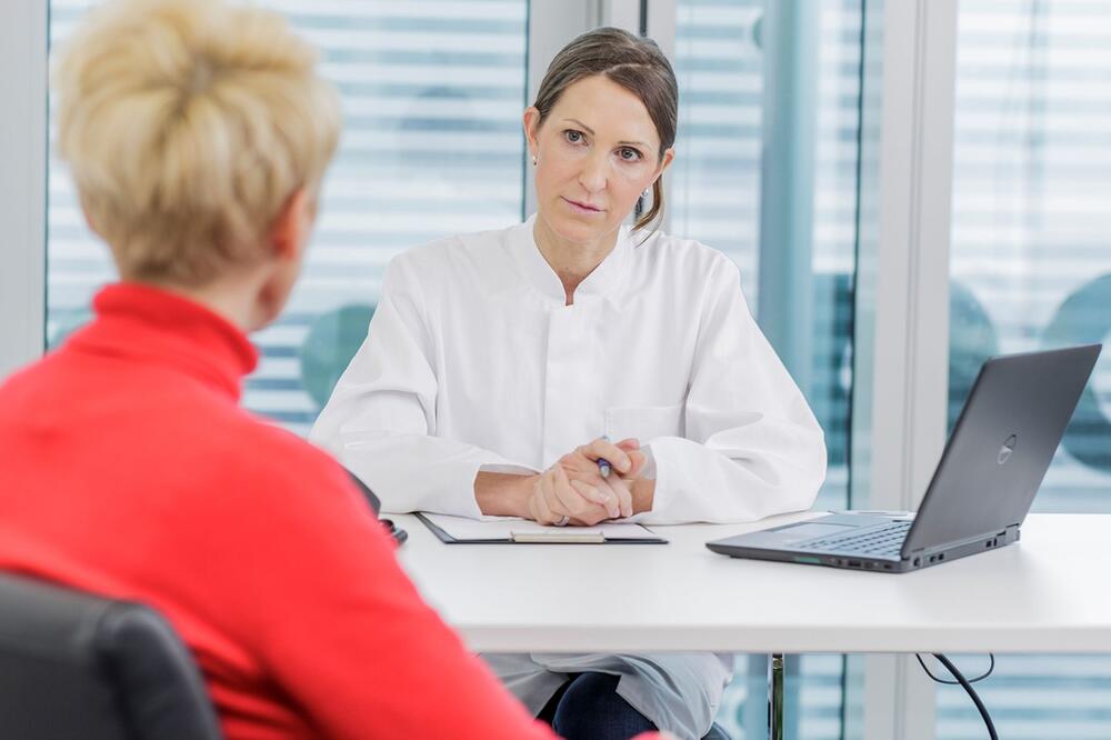 Patientin und Ärztin in einem Gespräch