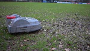 Wenn der Rasenmäher durchdreht: Roboter verwüstet Fußballfeld