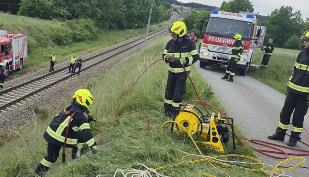 Einsatzkräfte am Unfallort bei Allentsteig