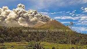 3.500 Meter hohe Aschewolke: Vulkan Sinabung auf Sumatra ausgebrochen