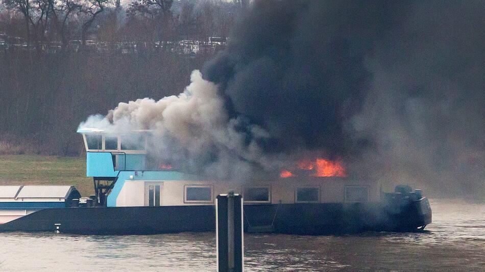 Schiff brennt auf dem Rhein