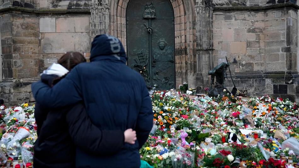 Die Trauer ist riesig: Ein Blumenmeer vor der St.-Johannis-Kirche in Magdeburg.