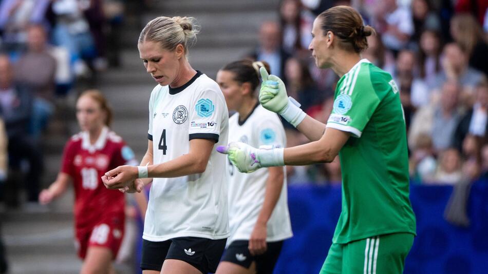 Verteidigerin Rebecca Knaak (l.) und Torhüterin Ann-Katrin Berger