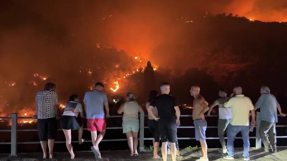 Albanien und Türkei: Menschen müssen vor Flammen fliehen
