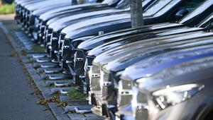 PKWs stehen vor einem Autohaus