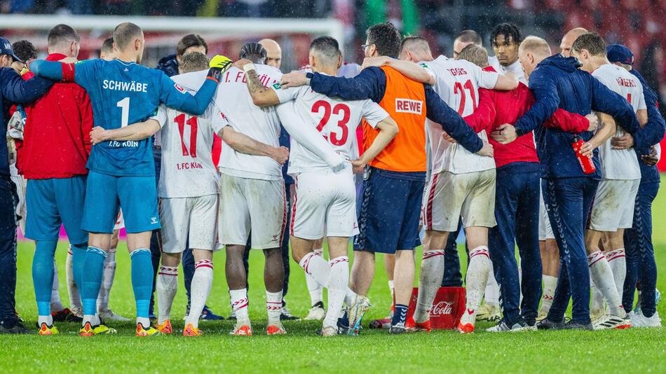 Die Spieler des 1. FC Köln nach einer Niederlage in der Bundesligasaison 2023/24