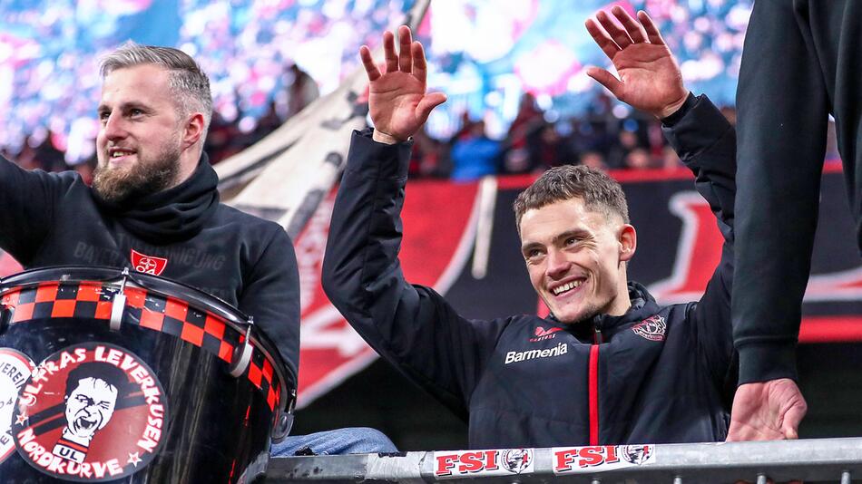 Nach Leverkusens Pokalsieg über den 1. FC Köln feiert Florian Wirtz gemeinsam mit den Bayer-Ultras.