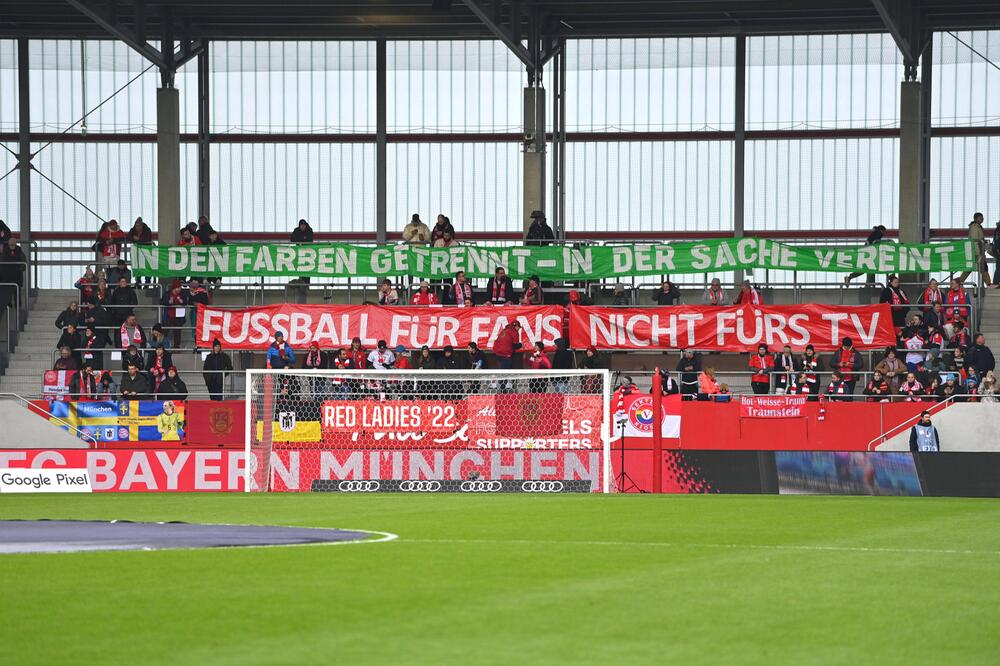 Fanprotest gegen die frühe Anstoßzeit.