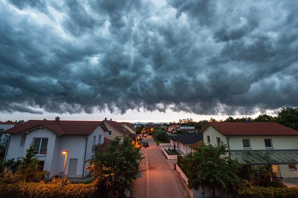 Ein Sturm über einem Wohngebiet