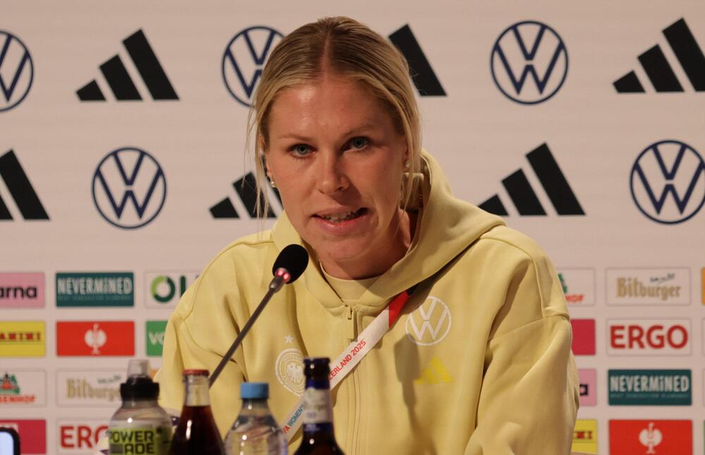 Rebecca Knaak am Donnerstag bei der Pressekonferenz des DFB