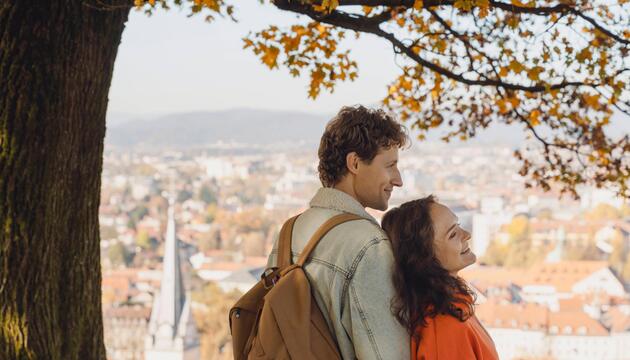 Ein Pärchen genießt die Aussicht.