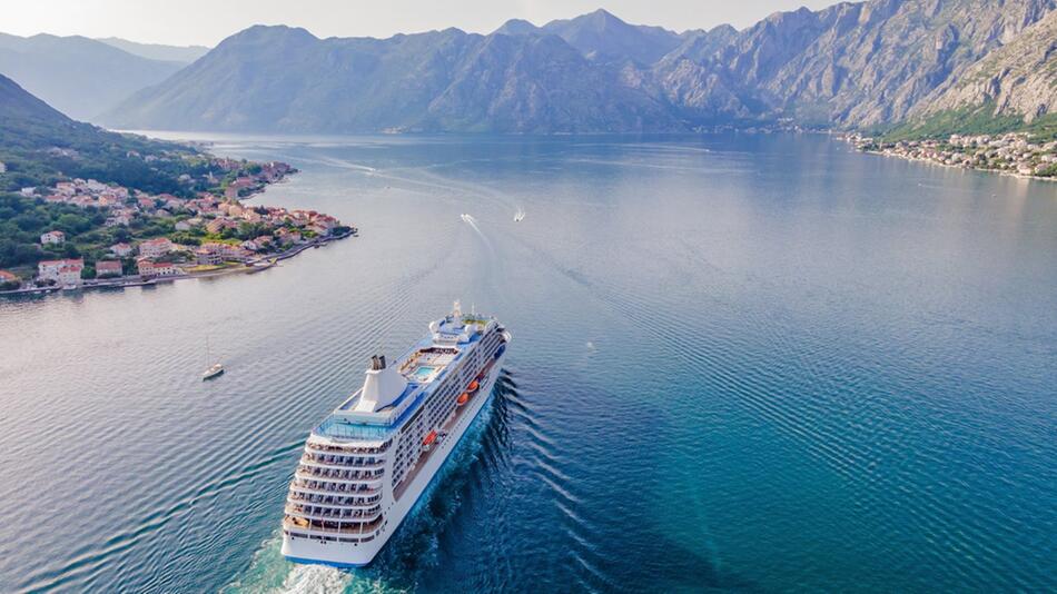 Ein Kreuzfahrtschiff in der Bucht von Kotor in Montenegro.