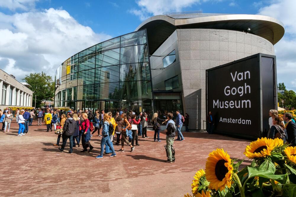 Pikachu mit grauem Filzhut im Van Gogh Museum