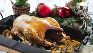 Ein Gänsebraten steht auf einem festlich gedeckten Tisch