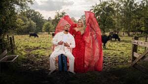 Anita Latifi und Ehemann Fabrice stehen auf einer Kuhweide.