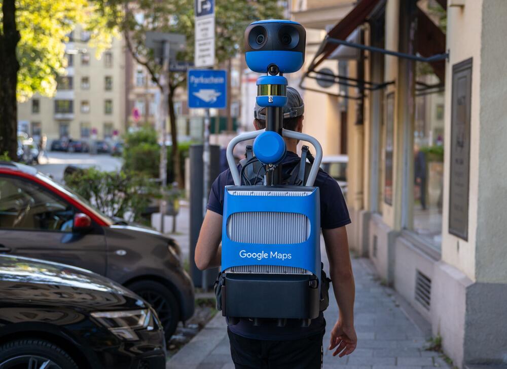 Mann mit Google-Maps-Rucksack