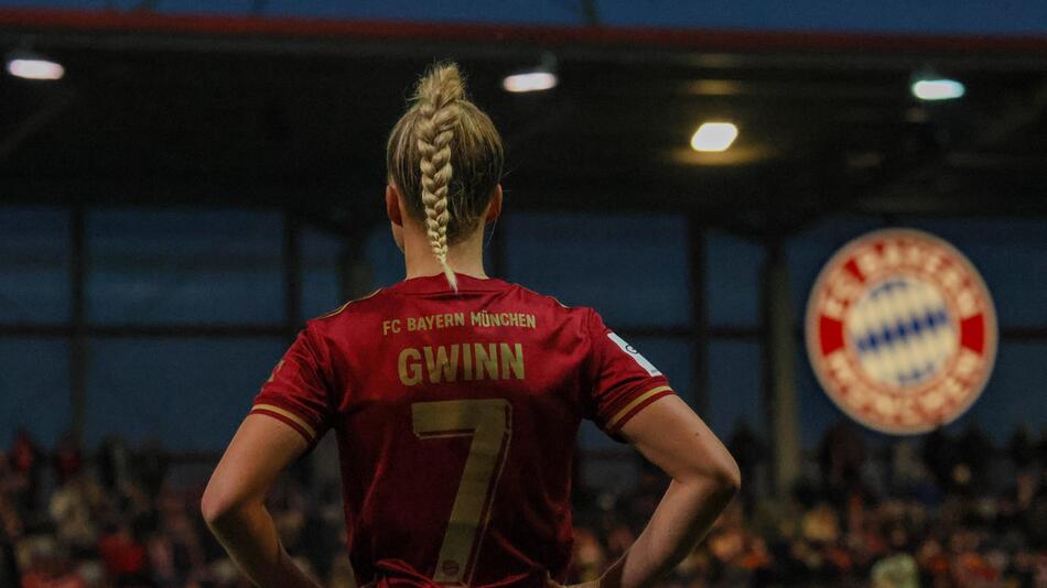 Giulia Gwinn beim Bundesliga-Topspiel der Bayern-Frauen gegen den VfL Wolfsburg.