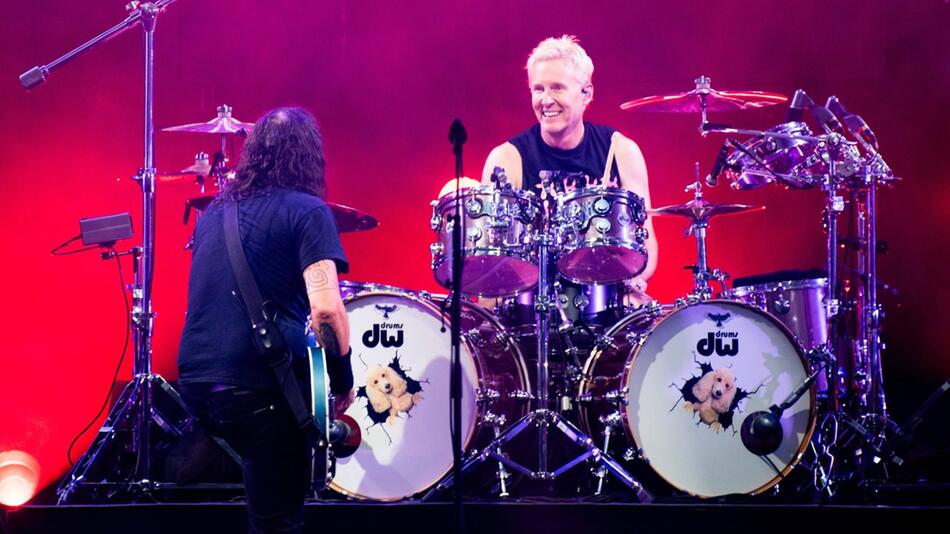 Als dieses Bild entstand, war die Rock-Welt zwischen Josh Freese (r.) und Dave Grohl noch in ...