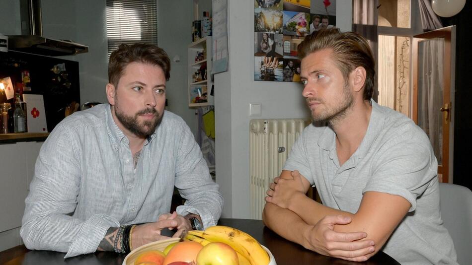 "GZSZ": John (l.) erklärt Philip , dass er sich von Laura im Stich gelassen fühlt.