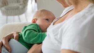 Eine Frau stillt ihr Baby