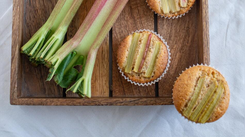 Nicht nur im Kuchen schmeckt der Rhabarber, er eignet sich ebenso gut für Muffins.