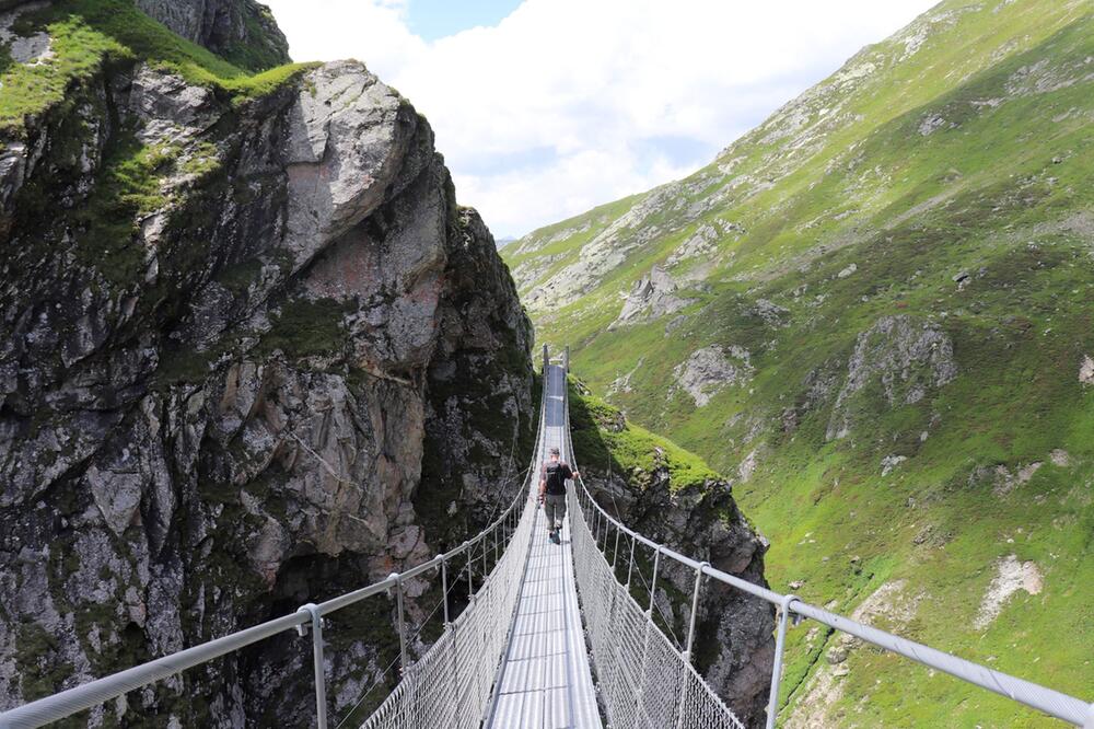 Hängebrücke im Val Lumnezia