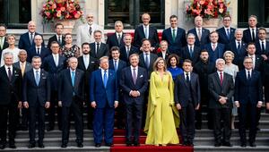 Das traditionelle Gruppenfoto beim NATO-Dinner: König Willem-Alexander (Mitte) und Königin ...