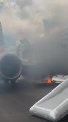 Flugzeug brennt: Passagiere müssen evakuiert werden