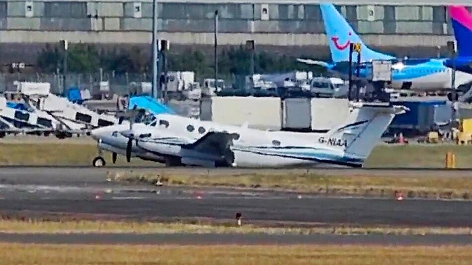 Dramatische Notlandung in Birmingham: Flugzeug setzt auf Bauch auf