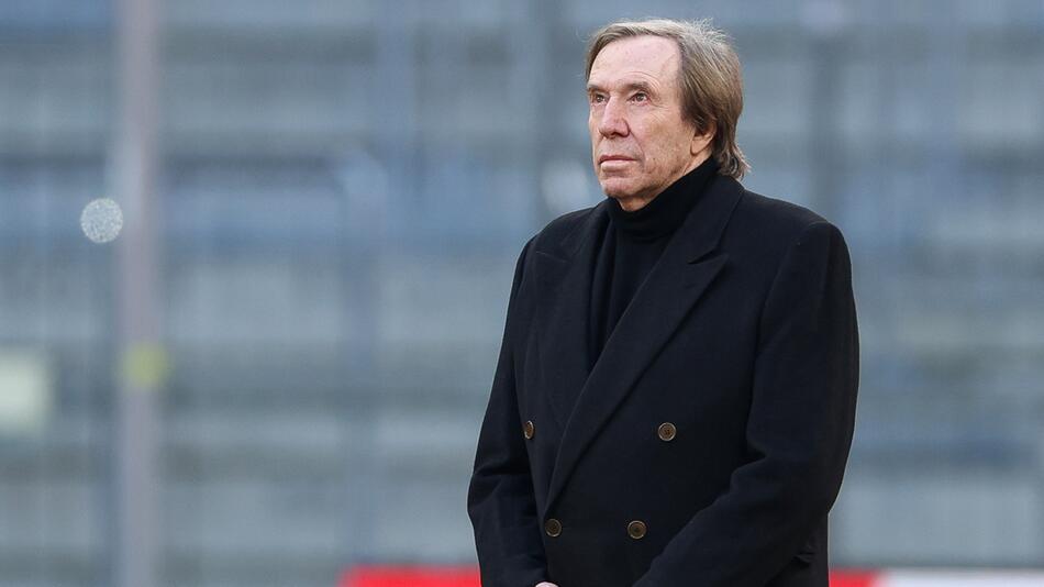 Günter Netzer nimmt am 19. Januar 2024 an der Trauerfeier für Franz Beckenbauer teil