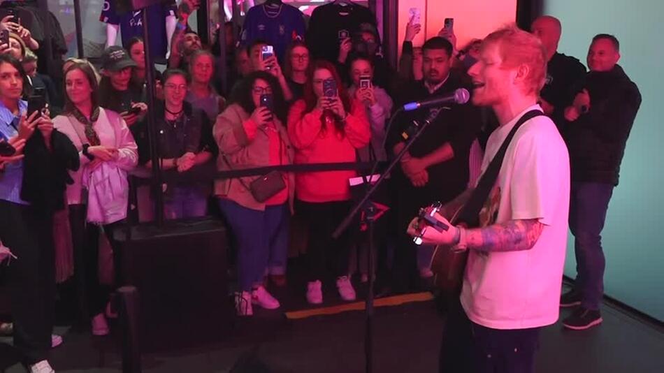 Ed Sheeran überrascht Fans in London