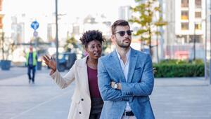 Mann dreht sich von Frau weg 