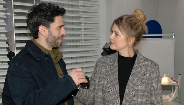 "GZSZ": Alicia (r.) findet in Tobias (l.) das perfekte Handmodel.