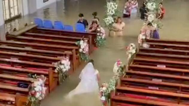 Fluten auf den Philippinen: Braut watet in überschwemmter Kirche zum Altar