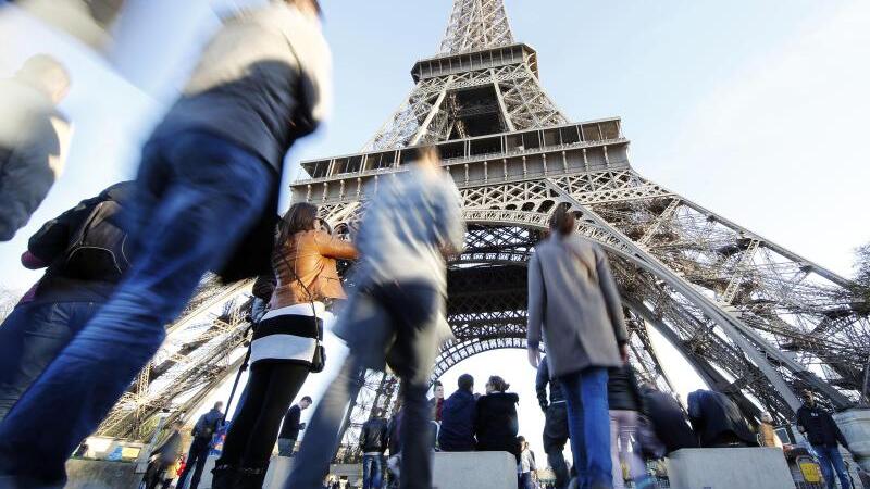 Touristen am Eiffelturm in Paris