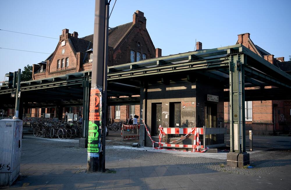 Zwei Obdachlose an S-Bahnhof angezündet