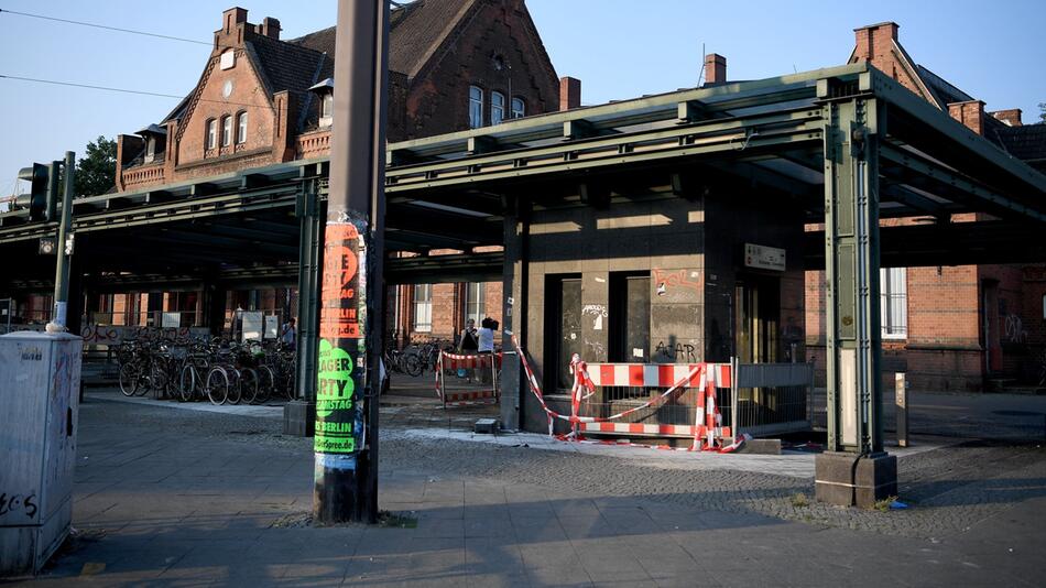 Zwei Obdachlose an S-Bahnhof angezündet