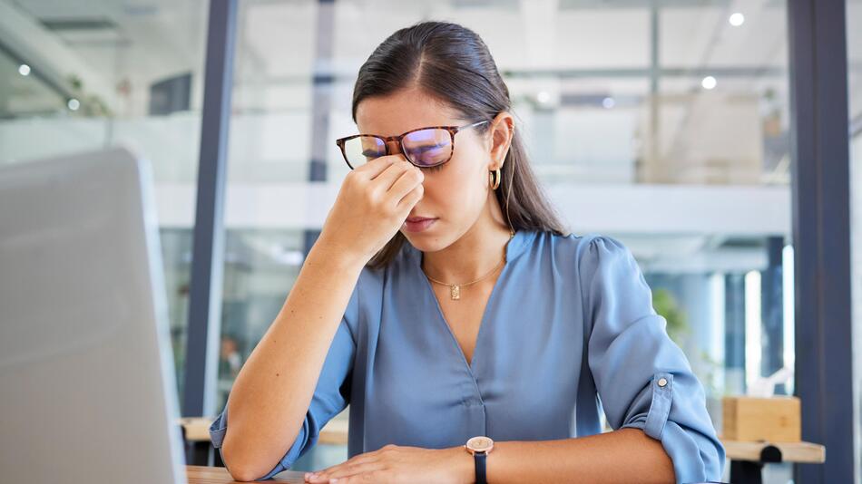 Gestresste Frau am Schreibtisch