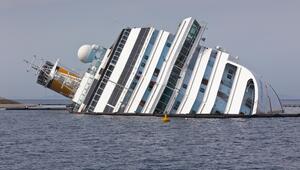 Costa Concordia liegt quer vor der Insel Giglio