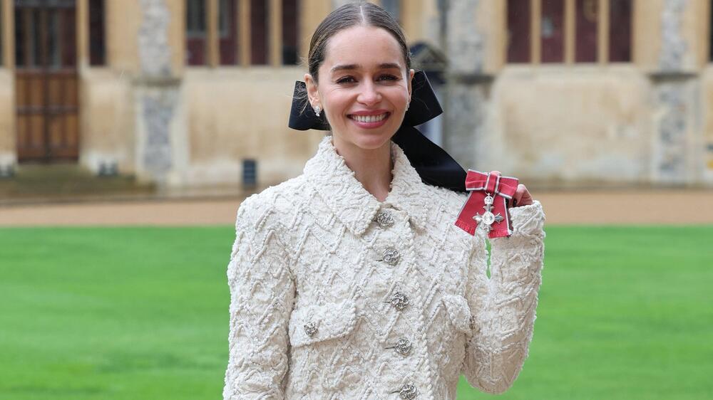 Emilia Clarke posiert auf Schloss Windsor mit ihrem Orden.