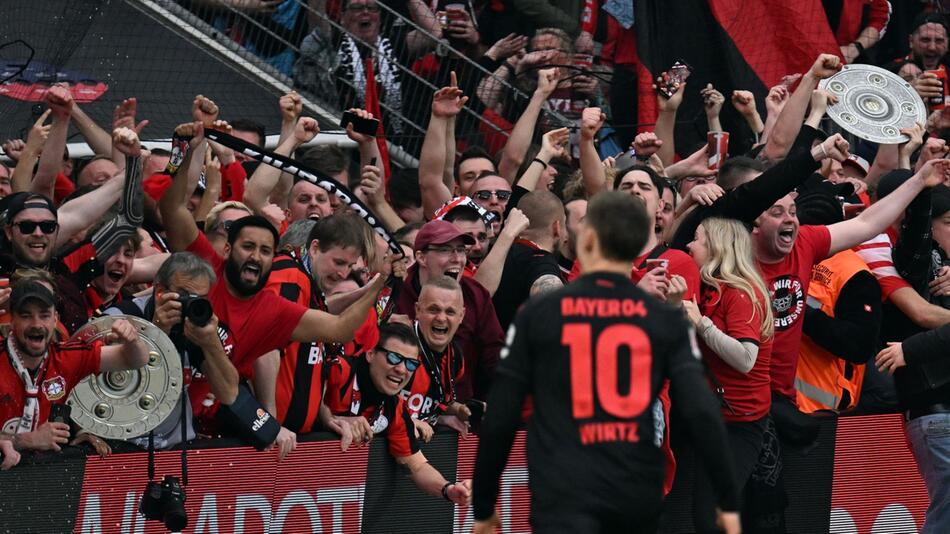 Florian Wirtz mit den Fans von Bayer Leverkusen eines seiner drei Tore gegen Werder Bremen