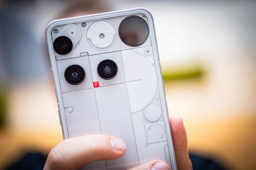 Rotes Videolicht auf der Rückseite des Nothing Phone 3