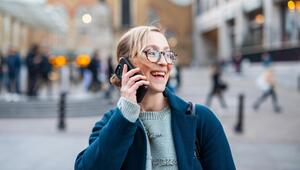 Eine Frau telefoniert und lacht.