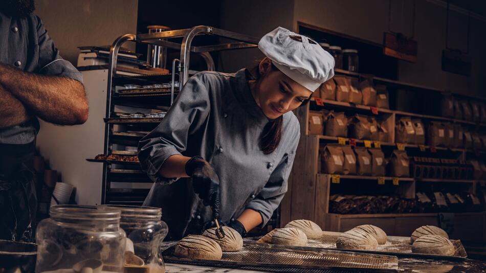 Bäckerin bei der Arbeit