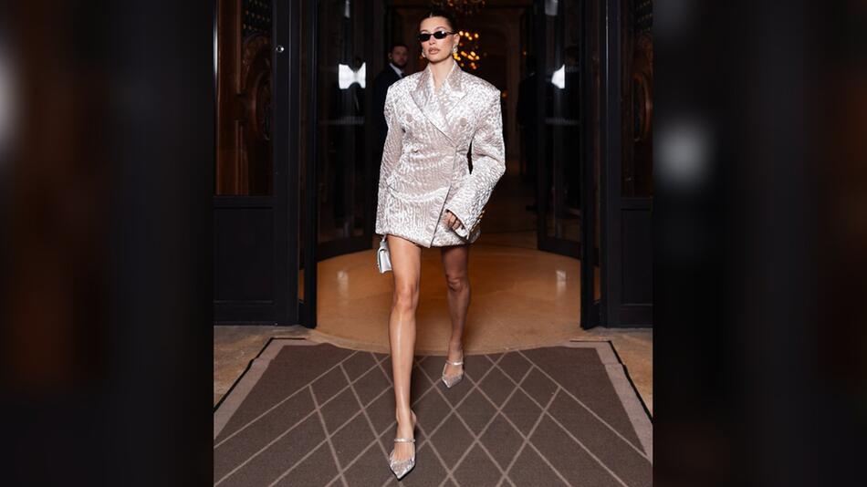 Hailey Bieber besuchte die Show von Yves Saint Laurent bei der Pariser Fashion Week.