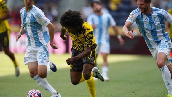 Dortmunds Karim Adeyemi geht bei der Klub-WM gegen Ulsan HD ins Dribbling.