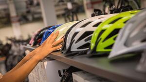 Verschiedene Fahrradhelme sind in einem Fahrradladen aufgereiht