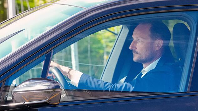 Kronprinz Haakon besuchte am Montagmittag seinen Vater im Krankenhaus in Oslo.