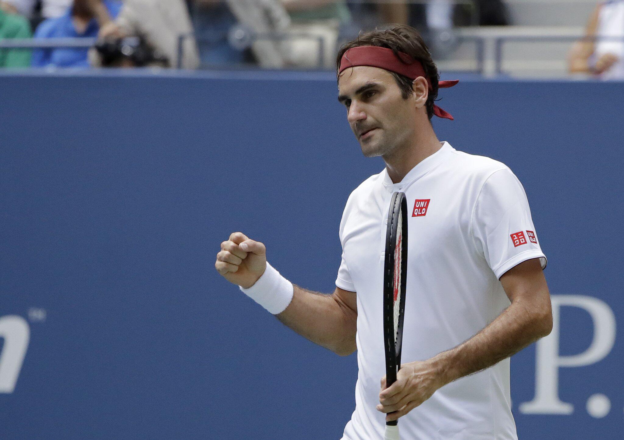 Roger Federer zaubert bei USOpen Ball um den Netzpfosten herum