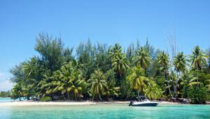 Ausflugsboot liegt vor Bora Bora